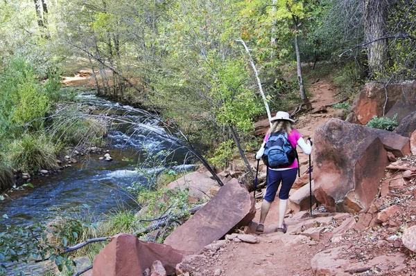 A Woman Hikes Toward Sedona 's Famous Cathedral Rock — стоковое фото