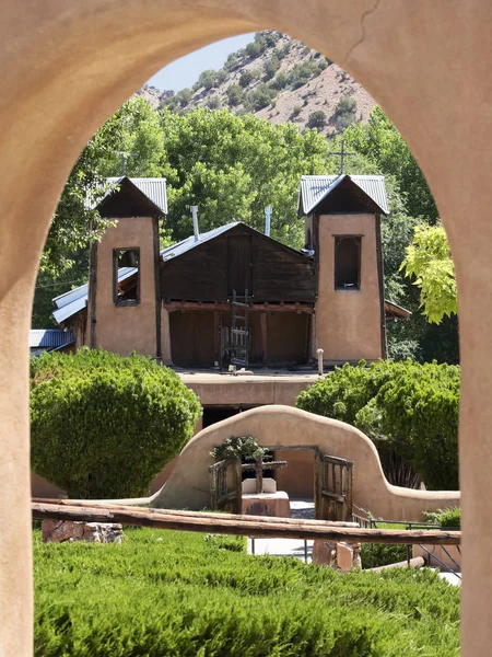 Egy római katolikus templom, a El Santuario de Chimayo — Stock Fotó