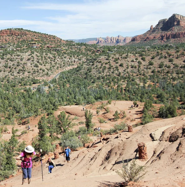 Zoals Cathedral Rock Trail stijgt, wandelaars geworden klimmers — Stockfoto