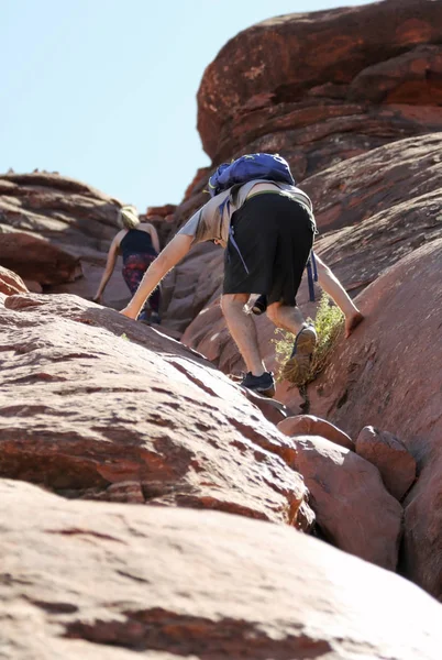 Wenn der Domfelsen steil ansteigt, werden Wanderer zu Bergsteigern — Stockfoto