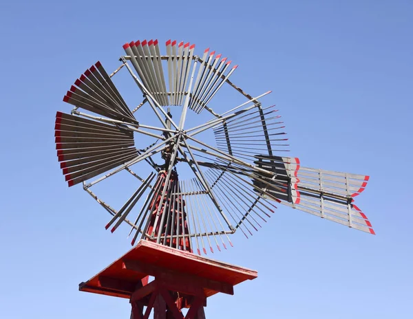老式的美国风车或风力发动机 — 图库照片
