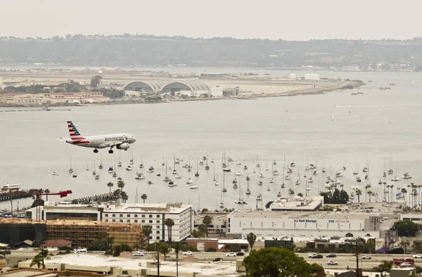 En amerikansk Jet på strategi över Downtown San Diego — Stockfoto