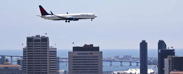 A Delta Jet on Approach Over Downtown San Diego — Stock Photo, Image