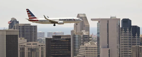 Ein amerikanischer jet im anflug auf die innenstadt san diego — Stockfoto