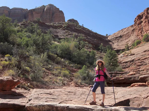 A Woman Hikes Down from Sedona 's Famous Cathedral Rock — стоковое фото