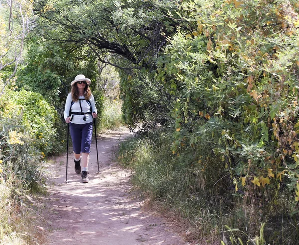 Eine Frau wandert in Sporn Cross Ranch Naturschutzgebiet — Stockfoto