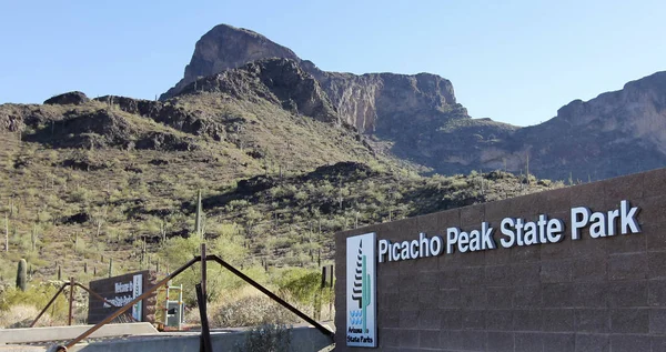 Una entrada al Parque Estatal Picacho Peak, Arizona — Foto de Stock