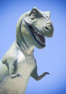 Mavi gökyüzü karşı kızgın bir Ceratosaurus