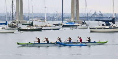 Coronado Tidela yakınındaki bir Oceanside Outrigger Kano Club yöntemler