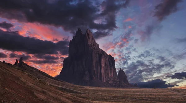 A Shiprock Landscape Against a Breathtaking Twilight Sky — Stock Photo, Image