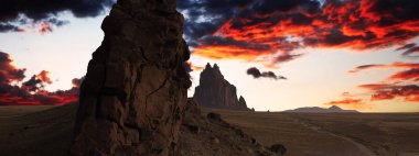 Shiprock manzara nefes kesici alacakaranlık gökyüzü karşı
