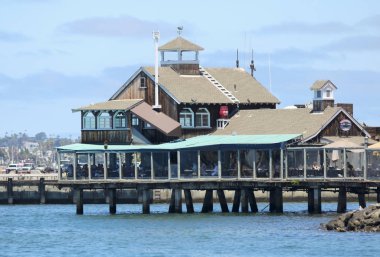Seaport Village güneşli bir günde bir restoranda