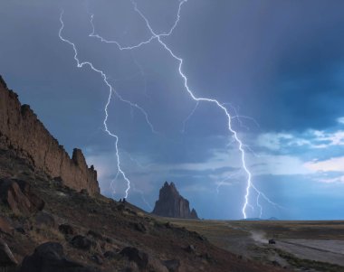 Bir fırtına Shiprock, New Mexico, uzak bir jip yarışları