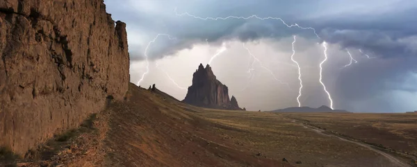 Een hevige onweersbui aan Shiprock, New Mexico — Stockfoto