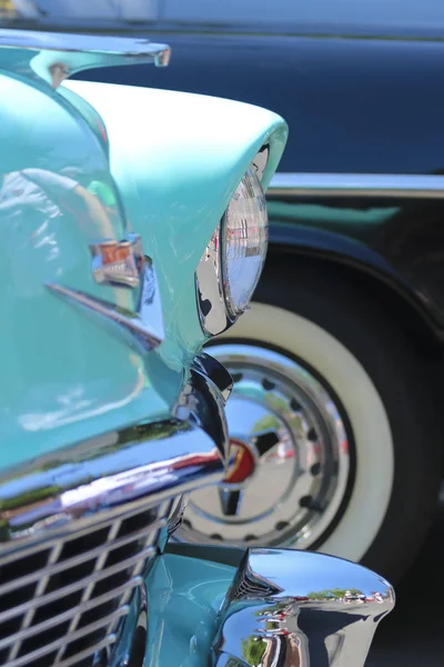 Un disparo de detalle de una exposición de coches Vintage — Foto de Stock