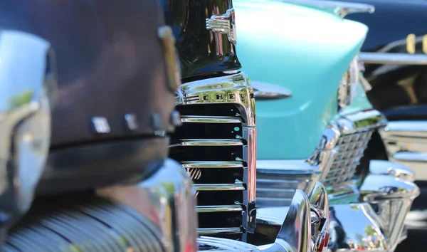 Un disparo de detalle de una exposición de coches Vintage — Foto de Stock