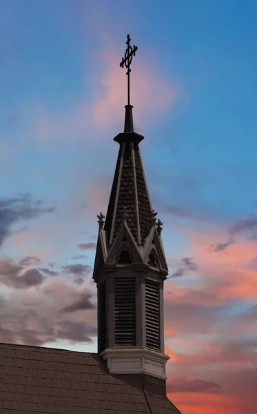 古い教会の尖塔と夕暮れのクロス — ストック写真