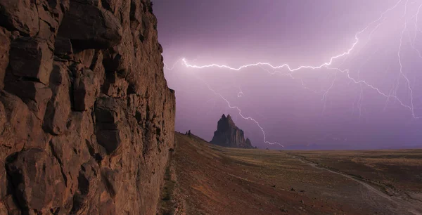 Een hemel vol Lightning op Shiprock (New Mexico) — Stockfoto