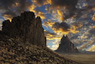 Shiprock ufukta bir muhteşem gün batımı