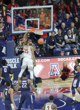 Bir Dunk Keanu Pinder bir Arizona Uconn basketbol maçı v. tarafından