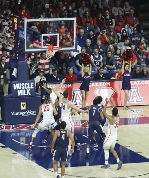 Uma batalha abaixo como Arizona Guard Allonzo Trier drena um Sh Foul — Fotografia de Stock