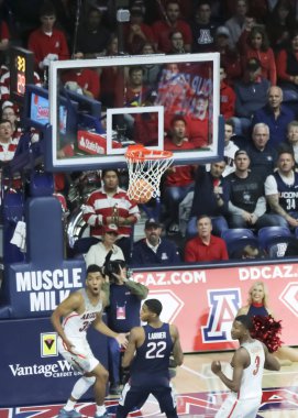 Arizona Guard Allonzo Trier tepki olarak O'nun sepet el salladı kapalıdır