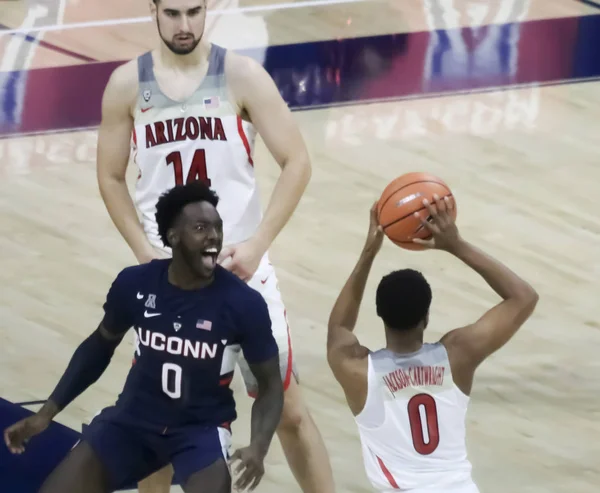 Arizona guard parker jackson-cartwright bekommt trash talk von uco — Stockfoto