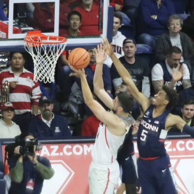 Arizona merkezi Dusan Ristic bir LAYUP girişimleri altında bir savaş
