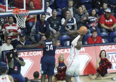 Arizona Forward Deandre ayton evades UConn 's David Onuorah