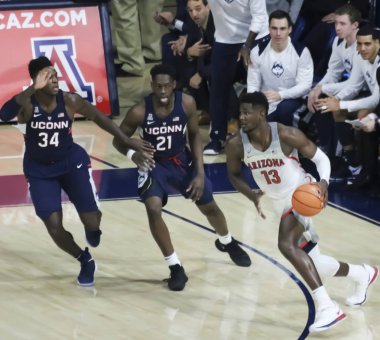 Arizona ileri Deandre Ayton iki Uconn savunucuları kaçınmak istiyor