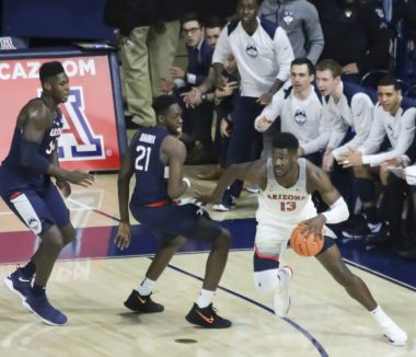Arizona ileri Deandre Ayton iki Uconn savunucuları kaçınmak istiyor