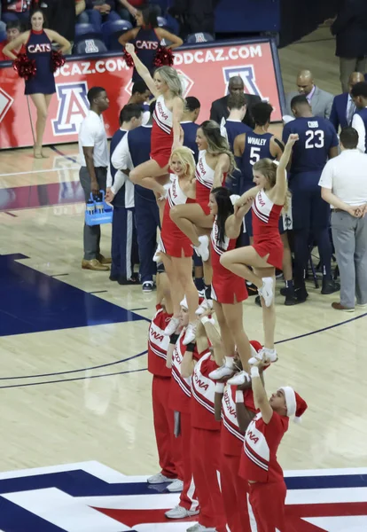 Um aplauso da Universidade do Arizona Cheerleading Squad — Fotografia de Stock