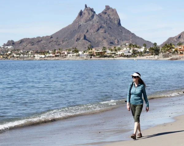 一个女人走在海滩上, Tetakawi 山后面, 圣卡洛斯, M — 图库照片