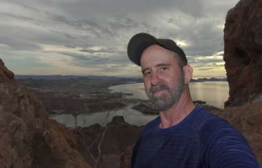 Los Algod yukarıda Tetakawi Dağı'nda bir Selfie bir adam Hiking alır