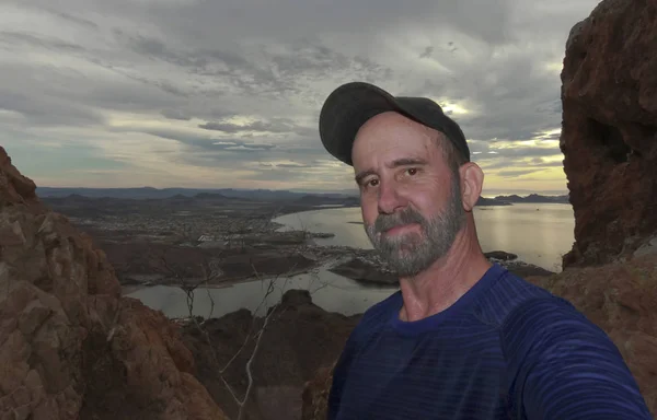 A Man Hiking Takes a Selfie on Tetakawi Mountain Above Los Algod — Stock Photo, Image