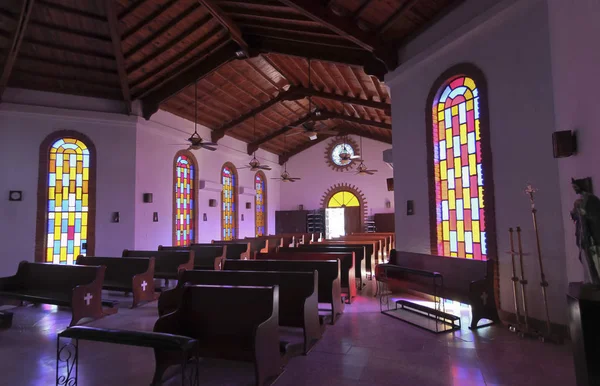 Een interieur van St. Borremeo-katholieke kerk, San Carlos, zo bekijken — Stockfoto