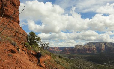 Sedona, Arizona, ABD 'de Havaalanı Döngü Yolu' nda Yürüyüş yapan Bir Kadın