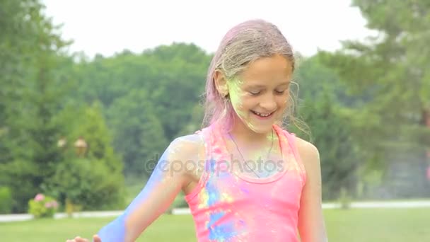 Flickan är överöst med färger av holi — Stockvideo