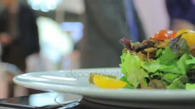 Salata tabakta, Şef gelen yemekler bir daha gözden geçirme 