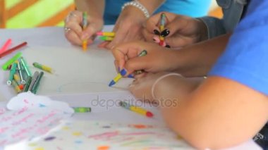 Çocuk ile kalemler beyaz bir kağıda çekmek.