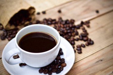 Kahve fincanı ahşap masada.