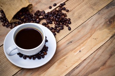 Kahve fincanı ahşap masada. 