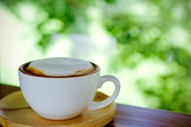 Kahve fincanı ahşap masada. 