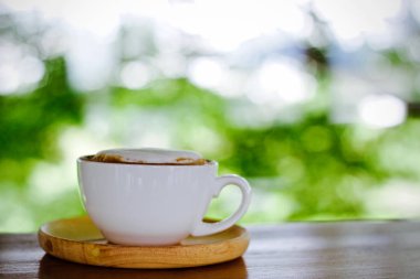 Kahve fincanı ahşap masada. 