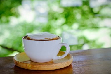 Kahve fincanı ahşap masada. 