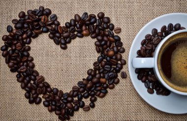 Kahve fincanı ahşap masada. 