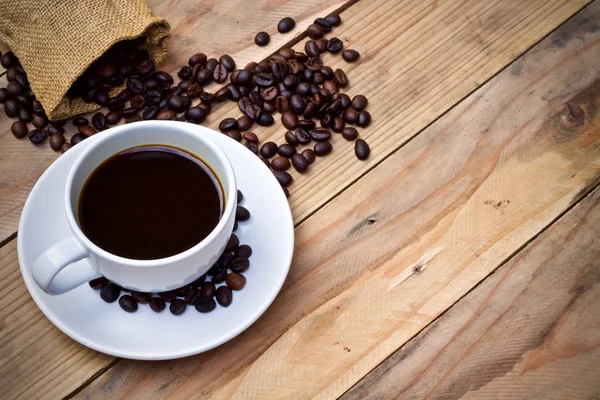 Kahve fincanı ahşap masada. 