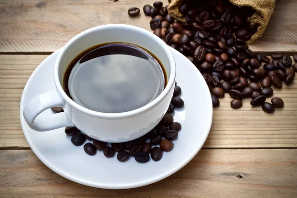 Kahve fincanı ahşap masada. 