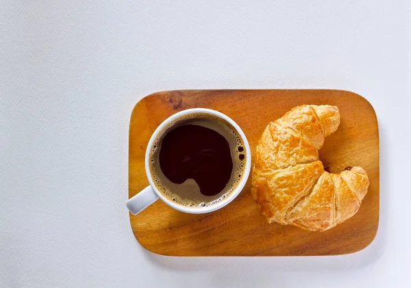 Kaffeetasse und Croissant — Stockfoto