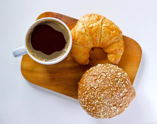 Kaffeetasse und Croissant — Stockfoto